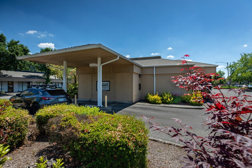 More Photos Of 35 82nd Dr, Gladstone Drugstore For Lease