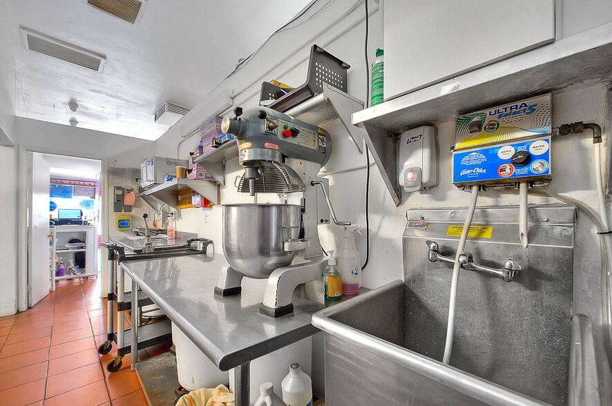 More Photos Of 14901 S Western Ave, Gardena Freestanding For Lease