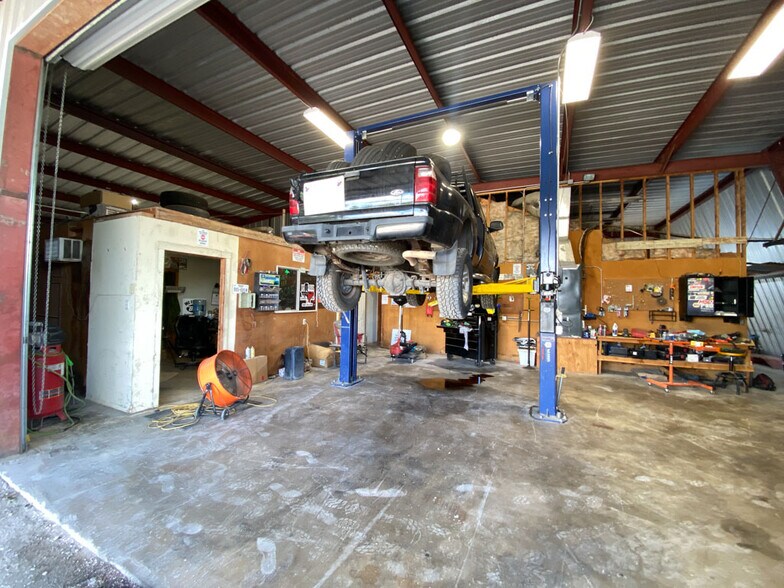 More Photos Of 8491 US Highway 281 N, Spring Branch Showroom For Sale