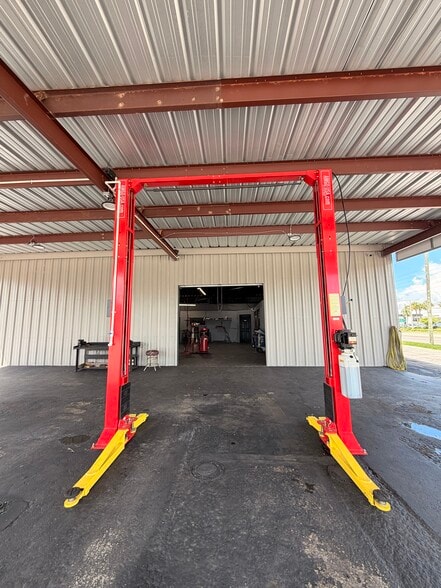 More Photos Of 5100 34th St N, Saint Petersburg Auto Repair For Sale