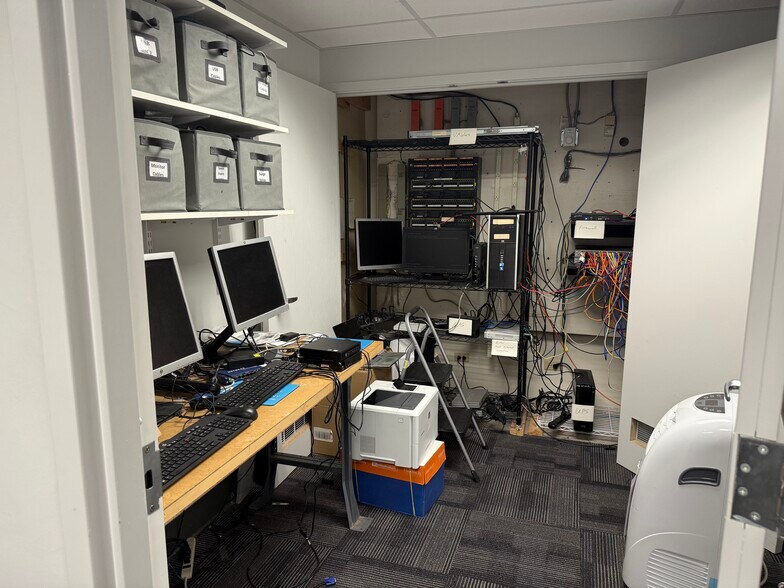 More Photos Of 425 Huehl Rd, Northbrook Light Distribution For Sale