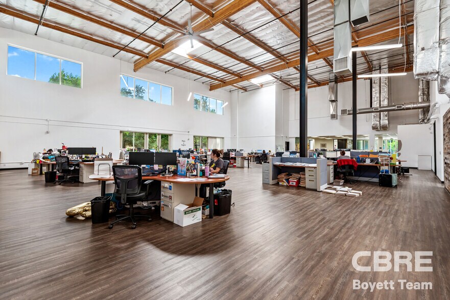 More Photos Of 26025 Mureau Rd, Calabasas Office For Sale