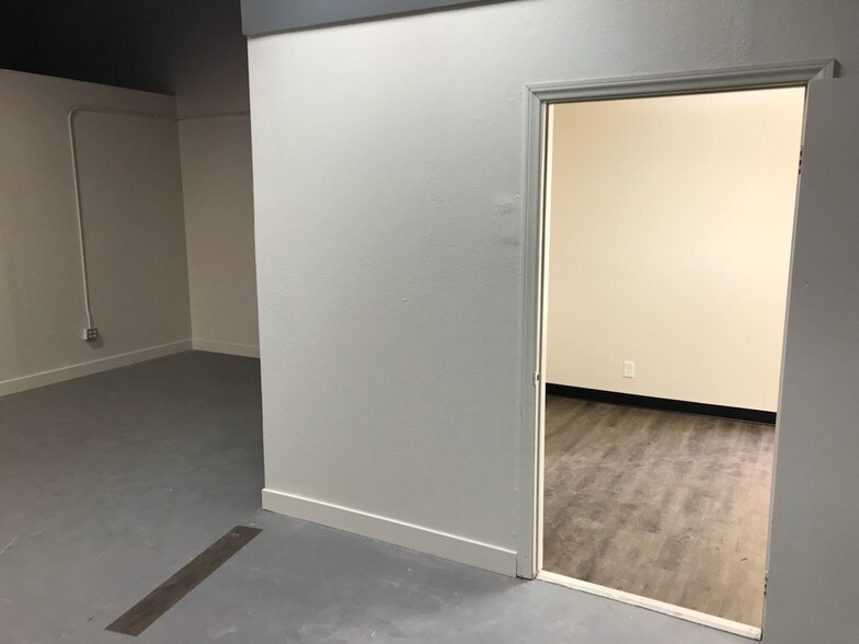 More Photos Of 817-873 W 9th St, San Jacinto Warehouse For Lease