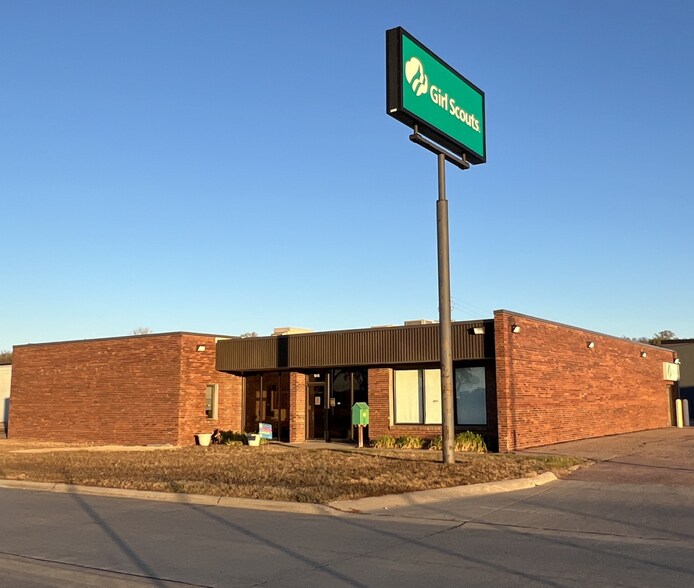 Primary Photo Of 1515 Zenith Dr, Sioux City Office For Sale