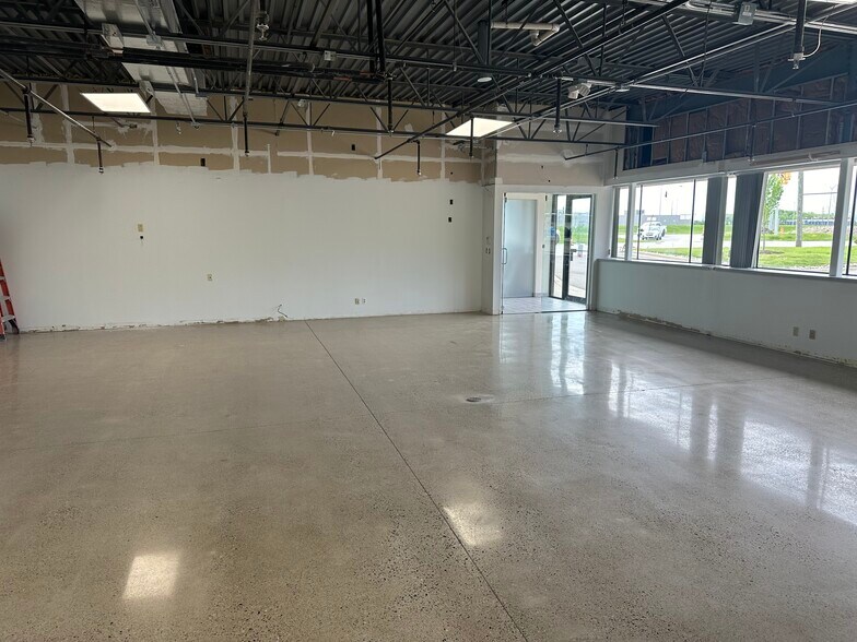 More Photos Of 39337-39349 Mound Rd, Sterling Heights Light Manufacturing For Lease