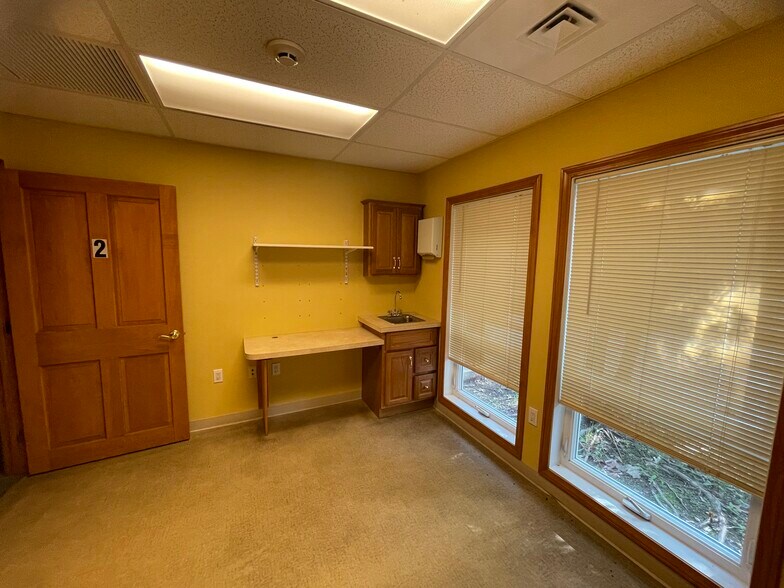 More Photos Of 52-56 Stiles Rd, Salem Medical For Lease