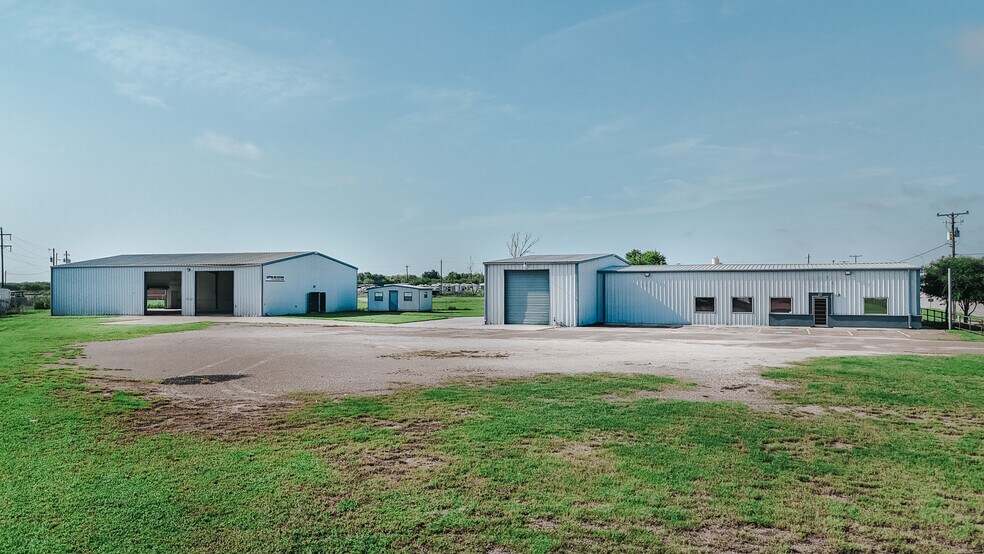 More Photos Of 13102 N Navarro St, Victoria Flex For Sale
