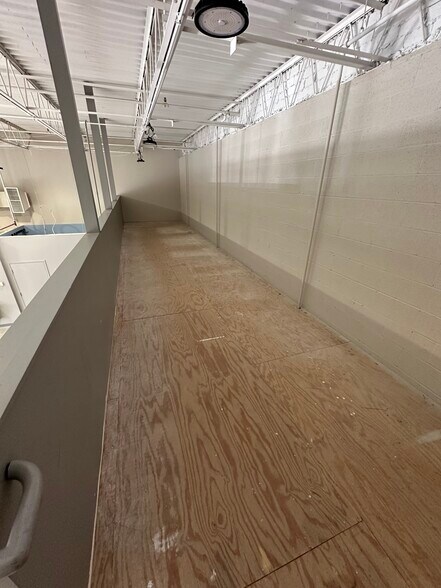 More Photos Of 287 Sunset Park Dr, Herndon Showroom For Lease