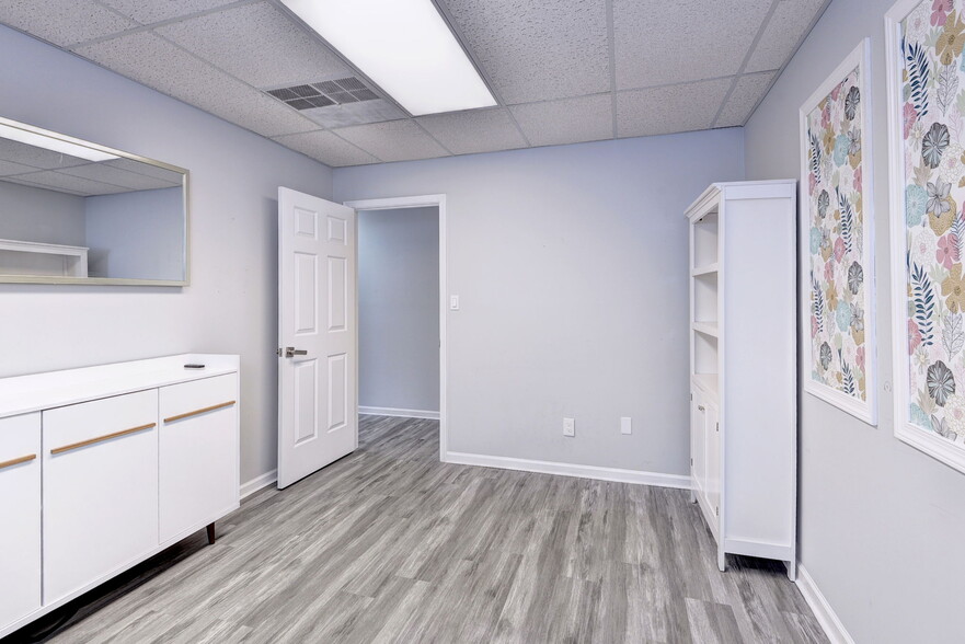 More Photos Of 1313 Jamestown Rd, Williamsburg Office For Sale