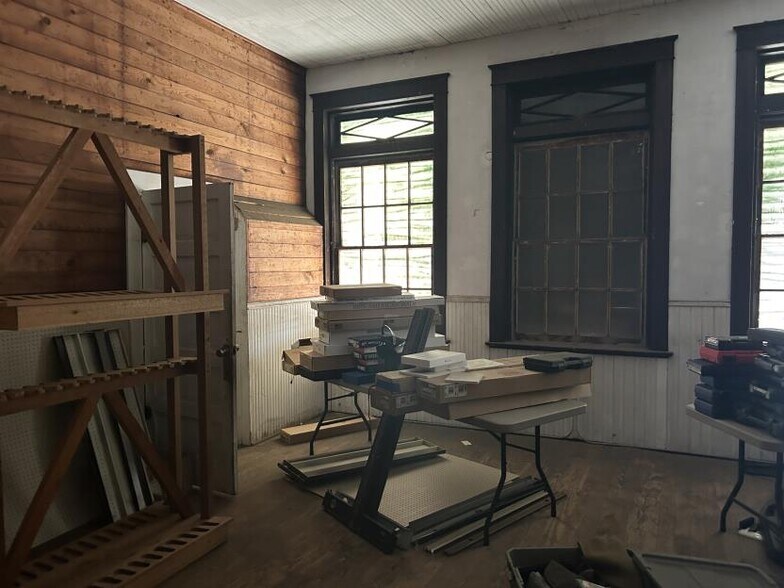 More Photos Of 100 N Main St, Lindale General Retail For Sale