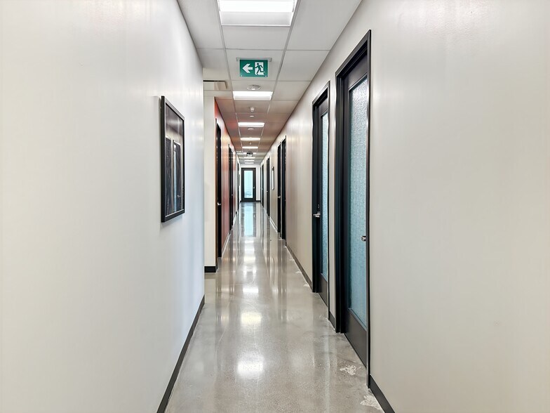 More Photos Of 4402 Skyline Dr, Burnaby Coworking Space