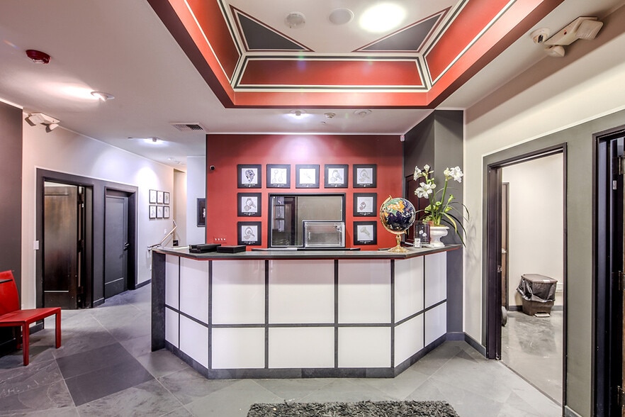 More Photos Of 13946 Ventura Blvd, Van Nuys Office For Lease