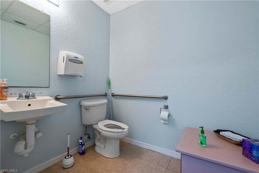 More Photos Of 4519 SE 16th Pl, Cape Coral Light Distribution For Sale