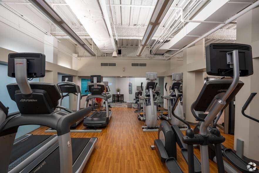 More Photos Of 1 Tower Ln, Oakbrook Terrace Office For Sale