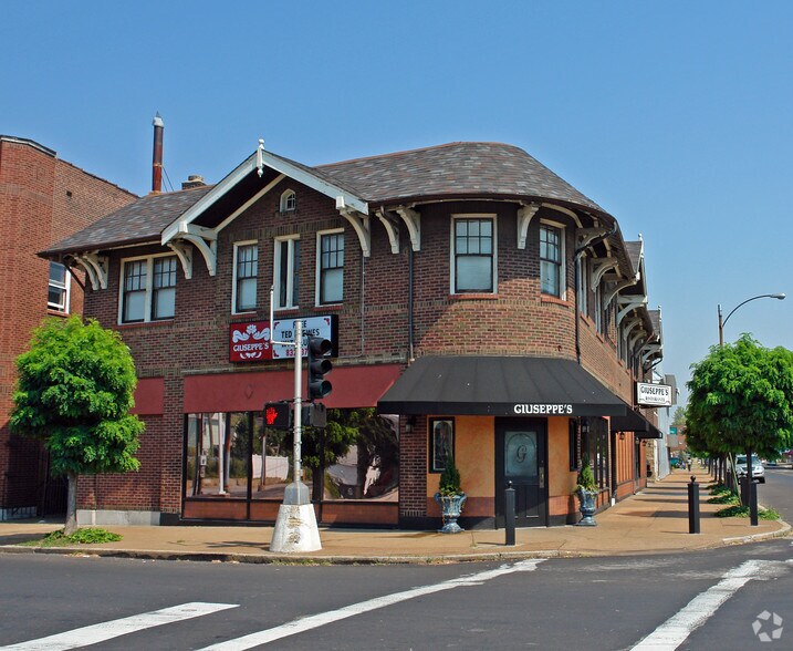 Primary Photo Of 4141 S Grand Blvd, Saint Louis Restaurant For Sale