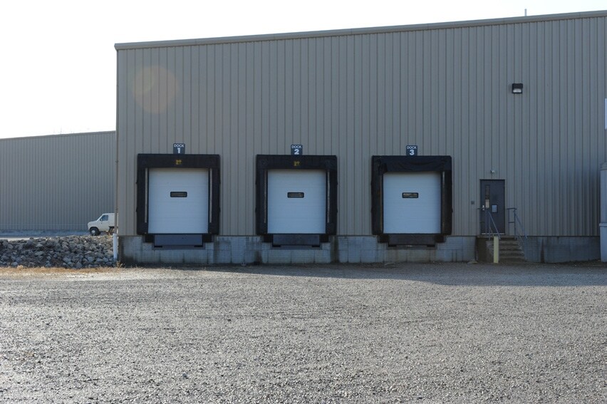 More Photos Of 102 N Sundale Rd, Norwich Warehouse For Lease