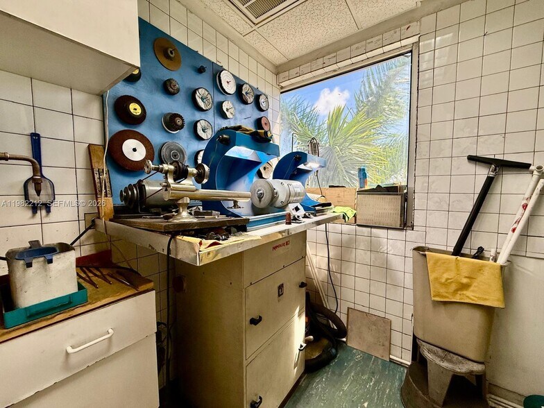 More Photos Of 111 KANE CONCOURSE St, Bay Harbor Islands Office For Sale