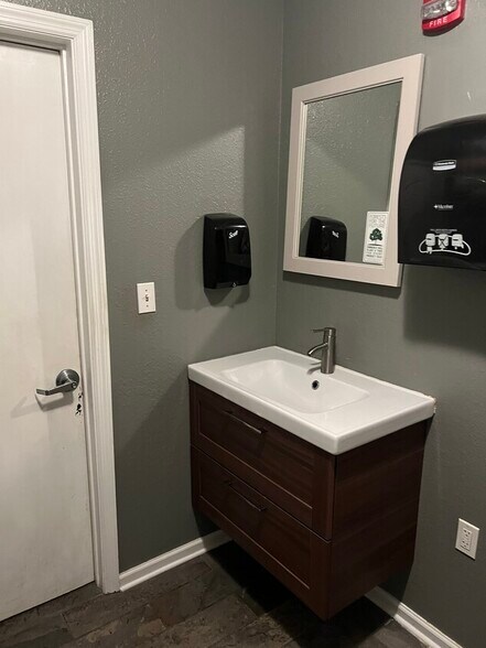 More Photos Of 1122 Thomasville Rd, Tallahassee Freestanding For Lease