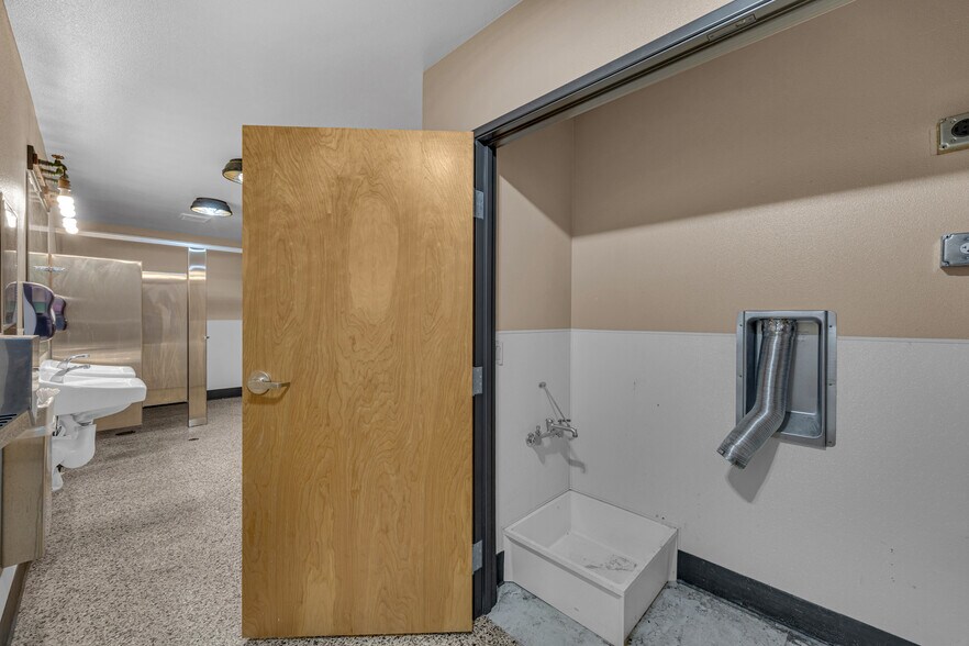 More Photos Of 56857 Enterprise Dr, Sunriver General Retail For Lease