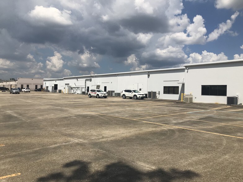 More Photos Of 11200 Industriplex Blvd, Baton Rouge Showroom For Lease