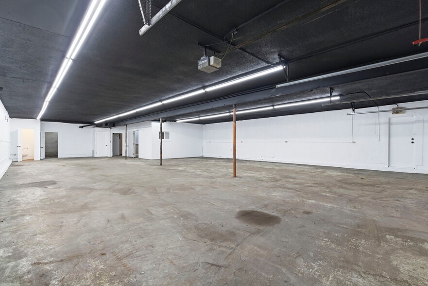 More Photos Of 1424 E Florida St, Springfield Light Manufacturing For Sale