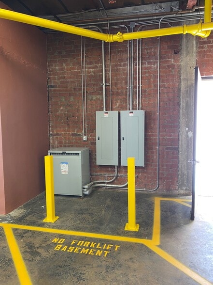 More Photos Of 720 E Sunkist St, Ontario Warehouse For Lease