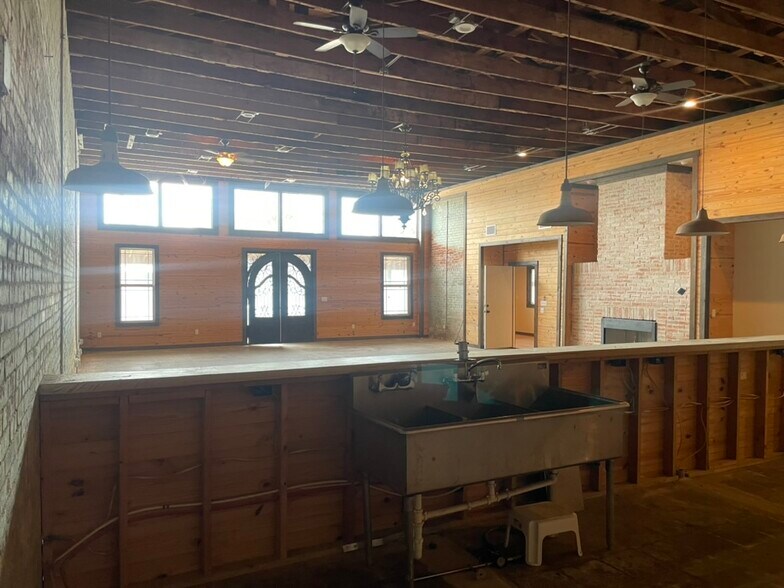 More Photos Of 189 Broadway St, Alba Storefront Retail Office For Sale