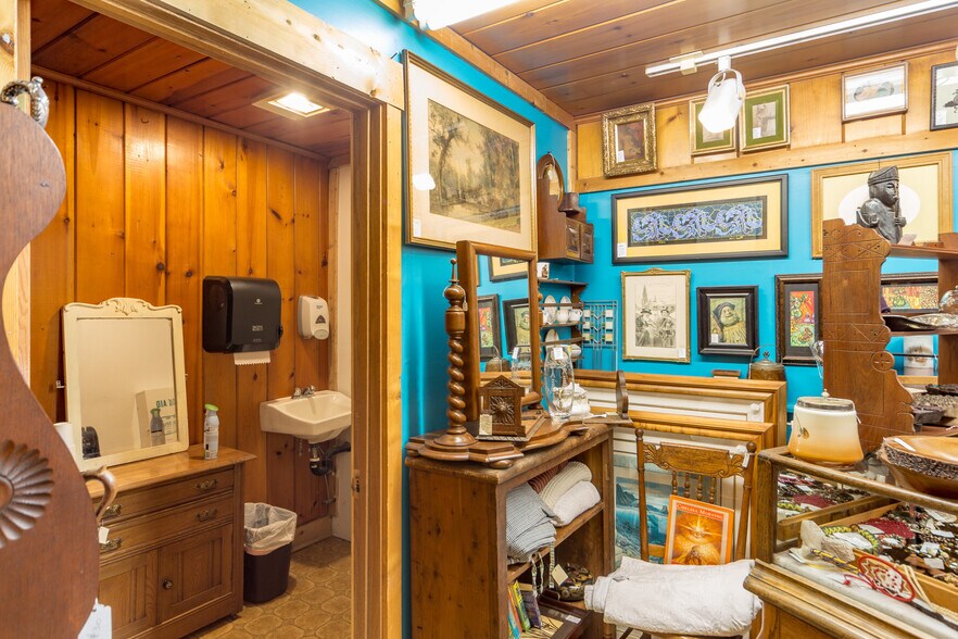 More Photos Of 802 Washington St, Port Townsend General Retail For Sale