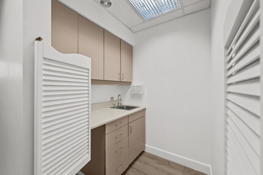 More Photos Of 44215 15th St W, Lancaster Medical For Sale