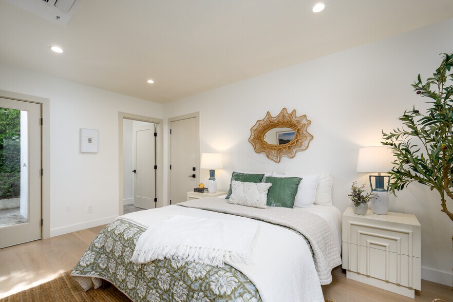More Photos Of 223 Howland Canal, Venice Multifamily For Sale
