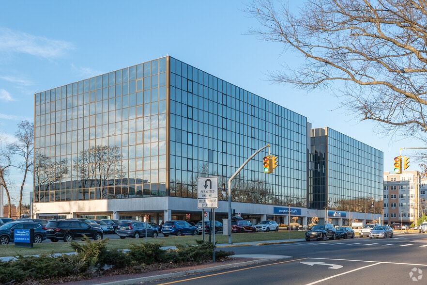 Primary Photo Of 111 Great Neck Rd, Great Neck Office For Lease