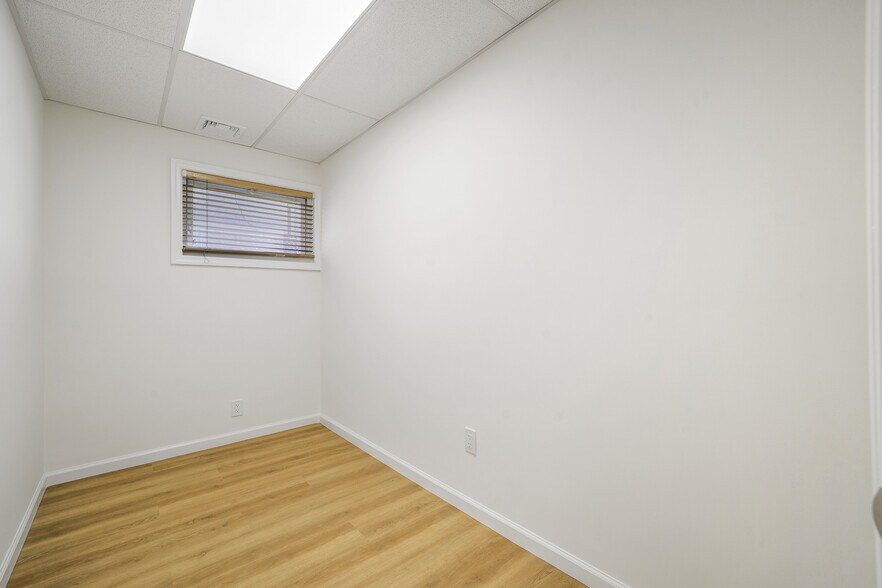 More Photos Of 28 Throckmorton Ln, Old Bridge Medical For Lease