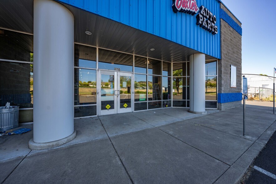 More Photos Of 3755 Crater Lake Hwy, Medford Freestanding For Sale