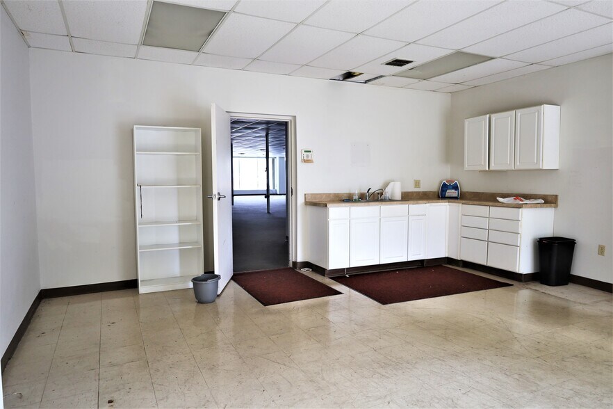 More Photos Of 908 W Central Blvd, Orlando Light Manufacturing For Lease