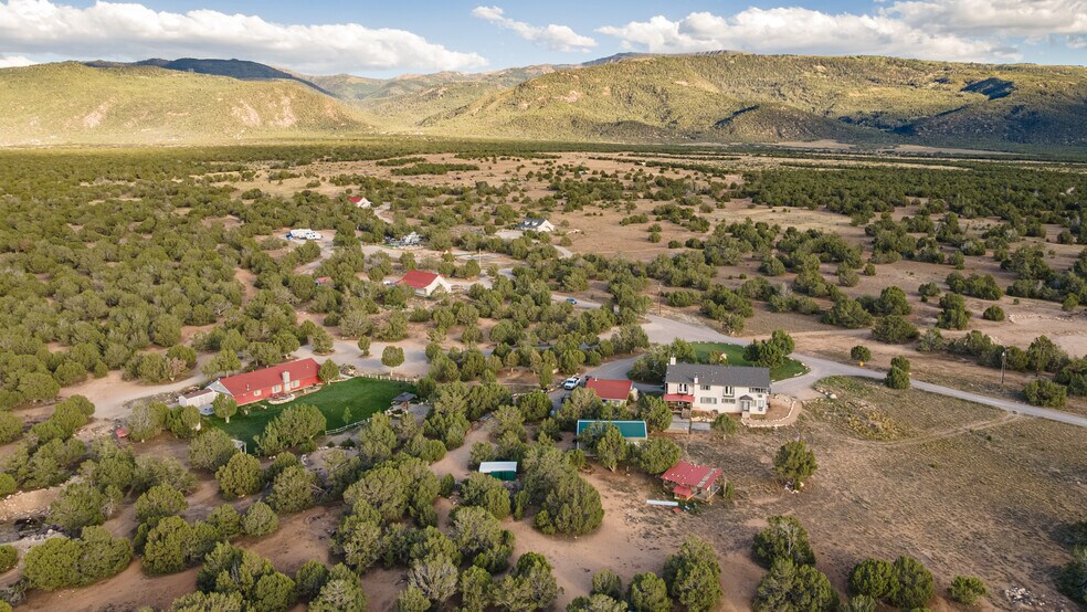 More Photos Of 11550 Pigeon Hollow Rd, Spring City Hotel For Sale