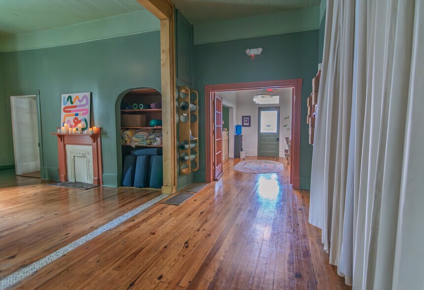 More Photos Of 322 Fort Ln, Hamilton Storefront Retail Residential For Sale