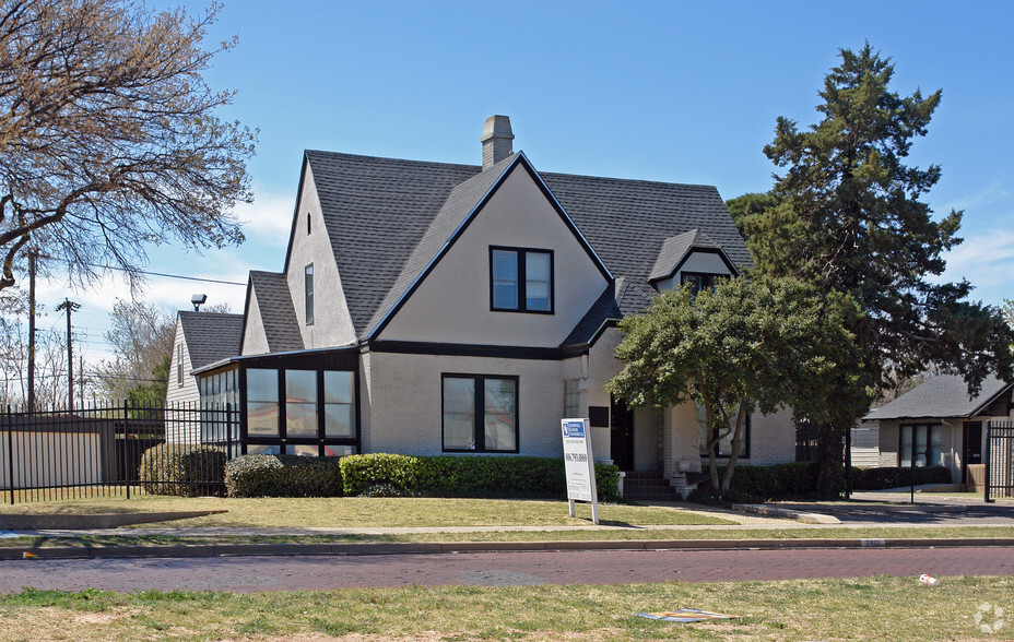 Primary Photo Of 2401 20th St, Lubbock Office Residential For Lease