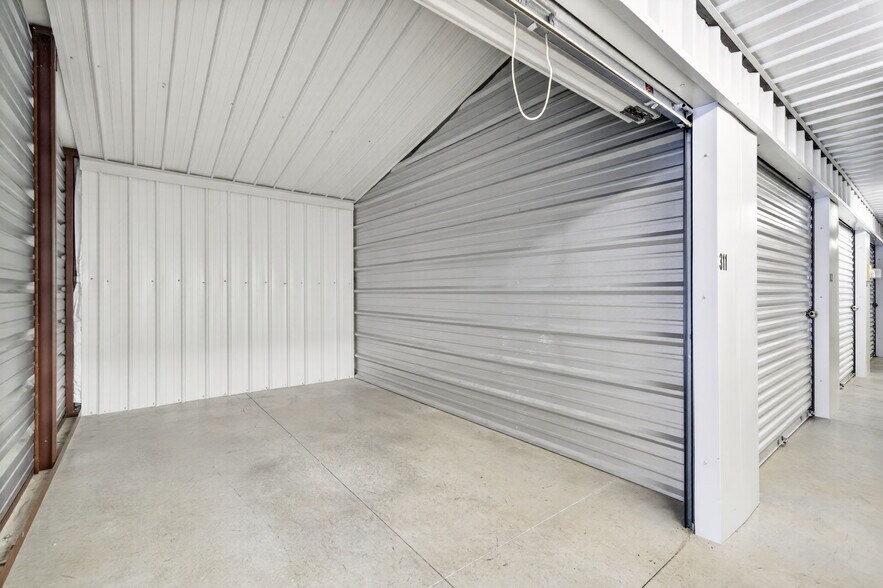 More Photos Of 110 Woodlands Cir, Crossville Self Storage For Sale