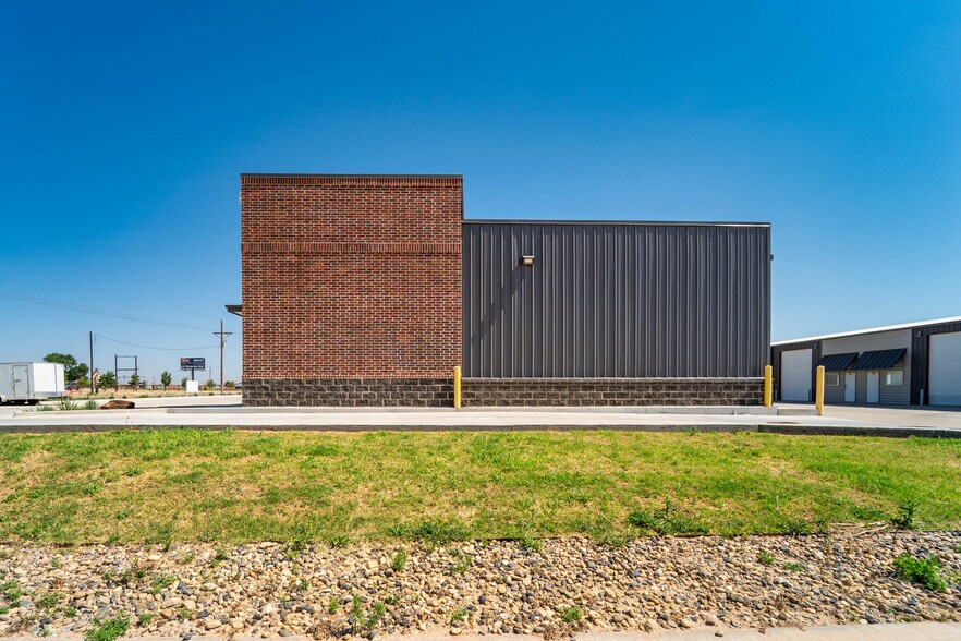 More Photos Of 12213 University Ave, Lubbock Showroom For Lease