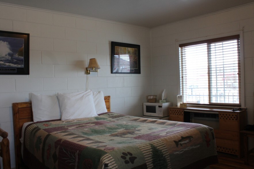 More Photos Of 501 S 6th St, Thermopolis Hotel For Sale