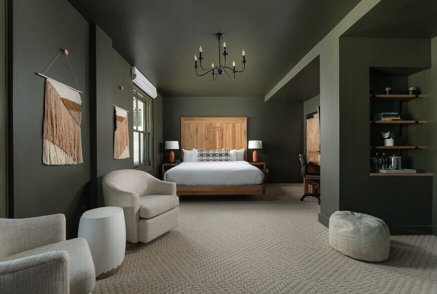 More Photos Of 527-537 State St, Santa Barbara Hotel For Lease