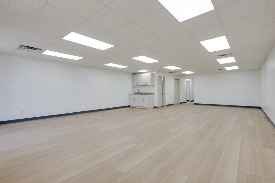 More Photos Of 3250-3254 International Pl, Irving Warehouse For Lease