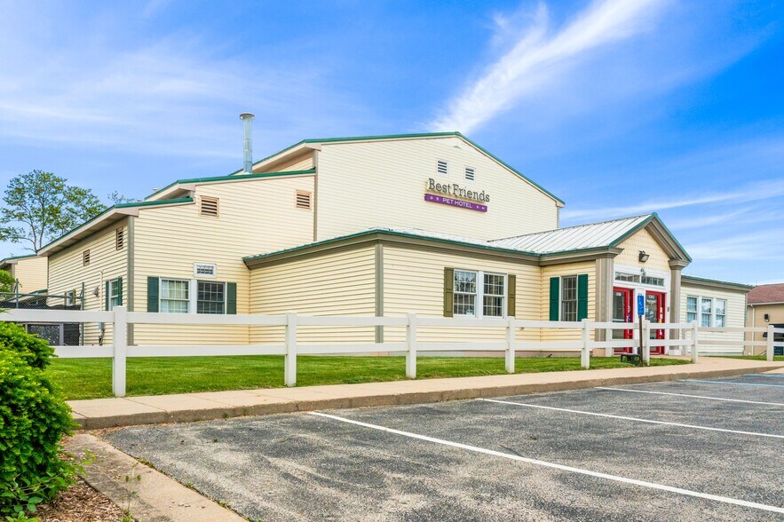 More Photos Of 8224 N Bash St, Indianapolis Veterinarian Kennel For Sale