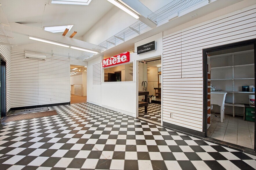More Photos Of 67 Jobs Ln, Southampton Storefront For Lease