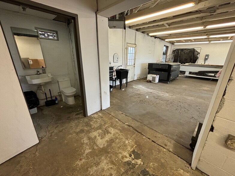 More Photos Of 2210 S Flores St, San Antonio Manufacturing For Sale