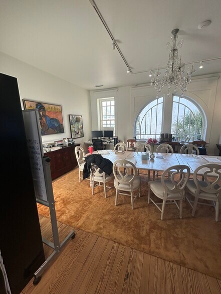 More Photos Of 302 King St, Charleston Storefront Retail Office For Lease