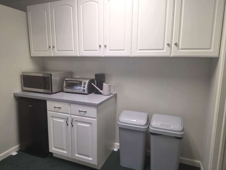 More Photos Of 190 Westbrook Rd, Essex Office For Sale