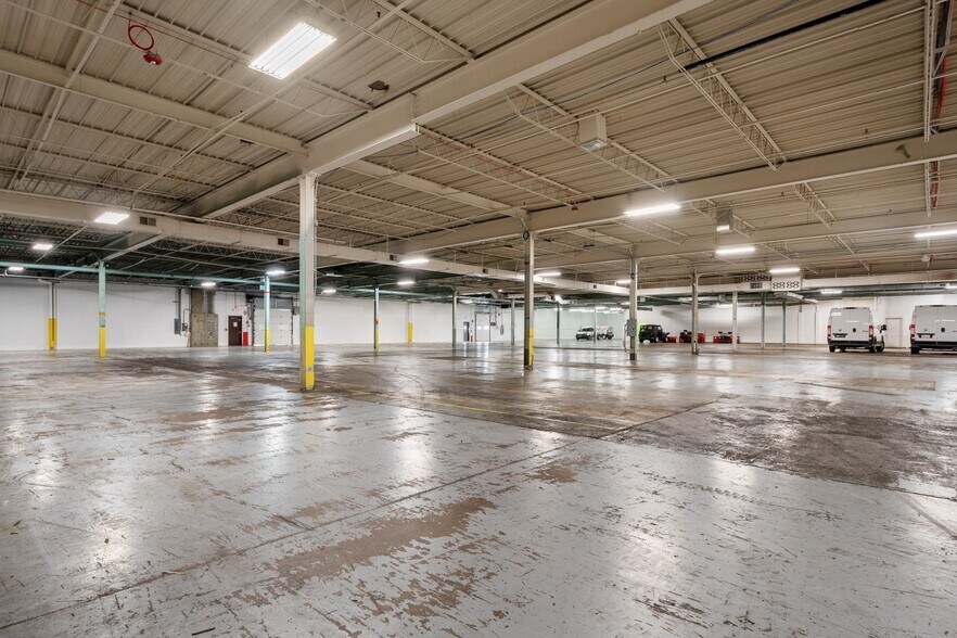 More Photos Of 7533 Central Ave, Skokie Warehouse For Lease