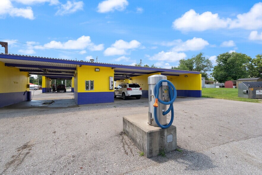 More Photos Of 756 Lakeshore Dr, Scottsburg Flex For Sale
