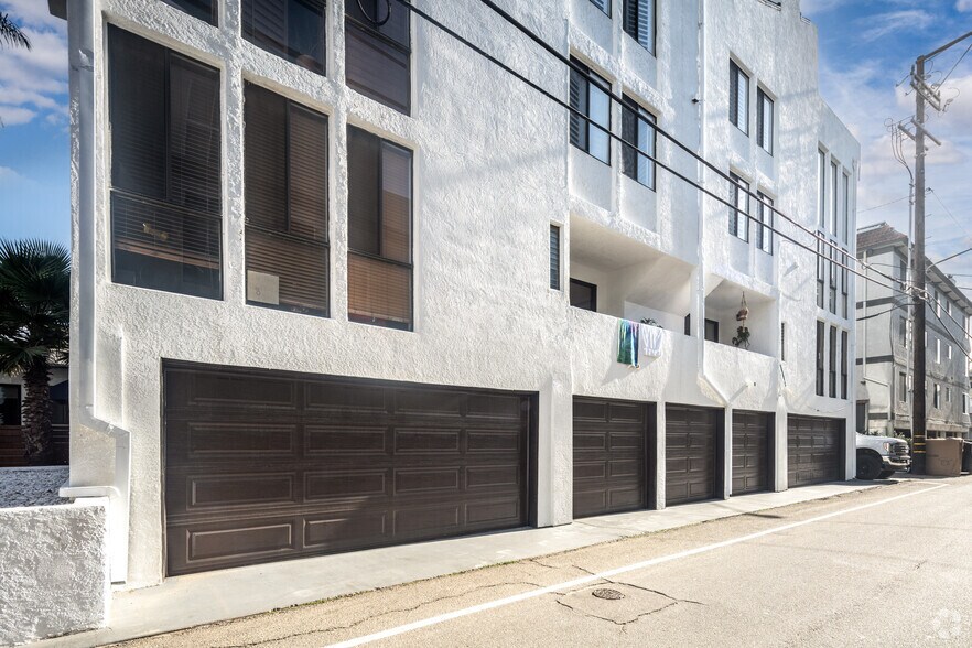 More Photos Of 14 Mast, Marina Del Rey Apartments For Sale